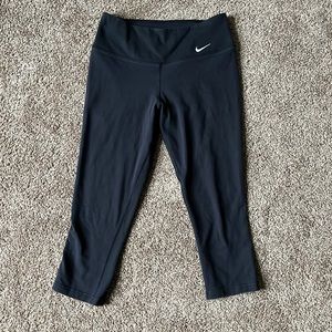 Nike dry-fit cropped leggings in XS